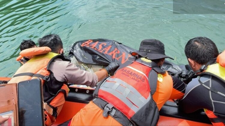 Wisatawan Hilang di Pantai Pasir Putih Danau Toba Ditemukan, Jasad Tertutup Eceng Gondok (Foto: Istimewa)