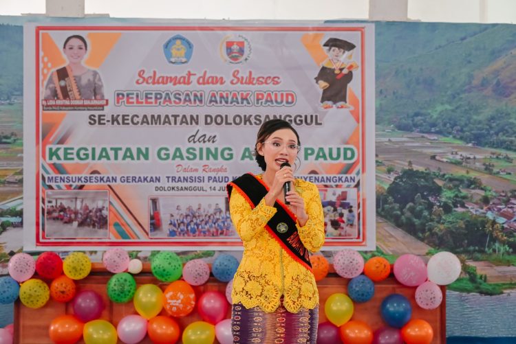 Bunda PAUD Kabupaten Humbahas, Ny Lidia Dosmar Banjarnahor, saat melepas Anak-anak PAUD se-Kecamatan Doloksanggul, di Aula Huta Mas, Rabu (14/6/2023).
