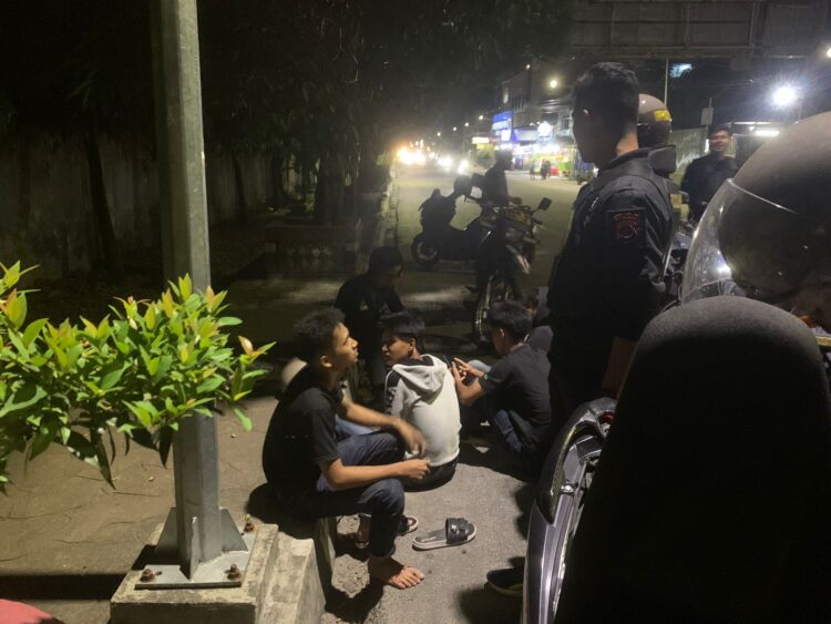 Polres Pematangsiantar melaksanakan Kegiatan Rutin Yang Ditingkatkan (KRYD), pada Sabtu (13/7/2024) malam hingga subuh, dimulai sekitar pukul 23.30 WIB.