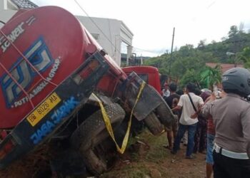 Truk truk tangki air yang menabrak dua betor di Kota Sibolga. (Foto: MPI/Istimewa)