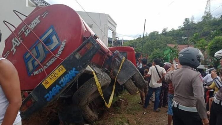 Truk truk tangki air yang menabrak dua betor di Kota Sibolga. (Foto: MPI/Istimewa)