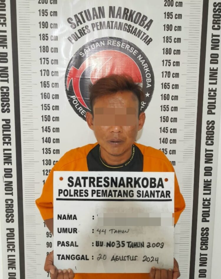 Foto tersangka yang diamankan  Polres Pematangsiantar.