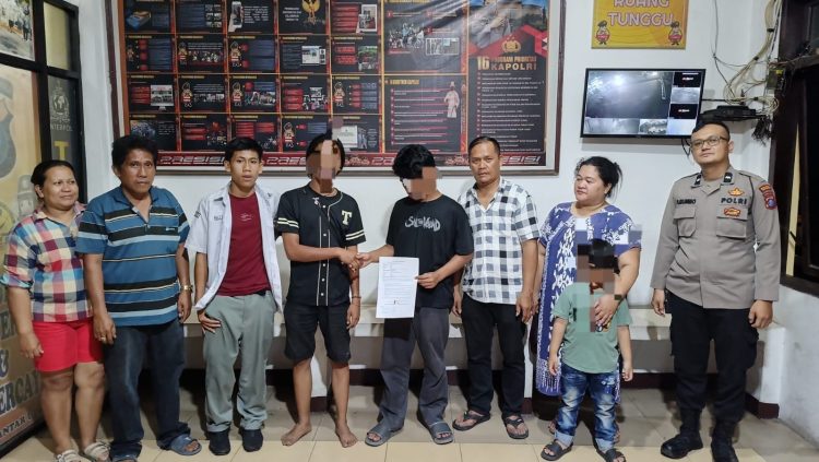 Polsek Siantar Utara menyelesaikan perkara dugaan penganiayaan, di Jalan Sriwijaya, dengan problem solving, pada Selasa (9/9/2025) sore.