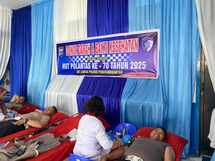 Satuan Lalu Lintas (Sat Lantas) Polres Pematangsiantar menggelar aksi donor darah dan bakti kesehatan, di Mako Sat Lantas Polres Pematangsiantar, Jl. Sangnaualuh, pada Selasa (9/9/2025) pagi.
