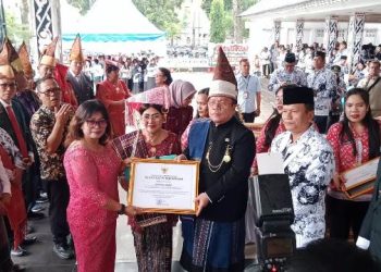 Wesly didampingi Ny Liswati dan Risbon Sinaga menyerahkan piagam penghargaan kepada para Guru yang pensiun di Tahun 2025 ini.