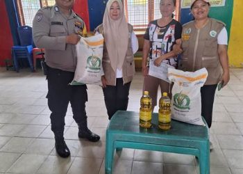 Bhabinkamtibmas Kelurahan Simarimbun, Bripka Johannes Siregar, monitoring penyaluran bantuan Pemerintah atau Cadangan Pangan Pemerintah (CPP), di Kantor Lurah Simarimbun, di Jalan Parapat KM 5, pada Selasa (25/11/2025) siang.