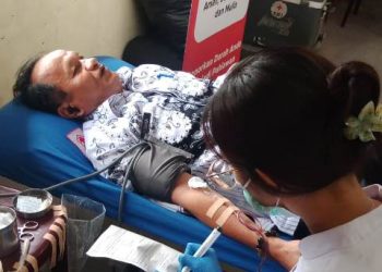 Ketua PGRI Kota Pematangsiantar, Drs. Risbon Sinaga, M.M sebagai orang pertama yang mendonorkan darah, lalu dikuti para pengurus PGRI dan para guru yang hadir.