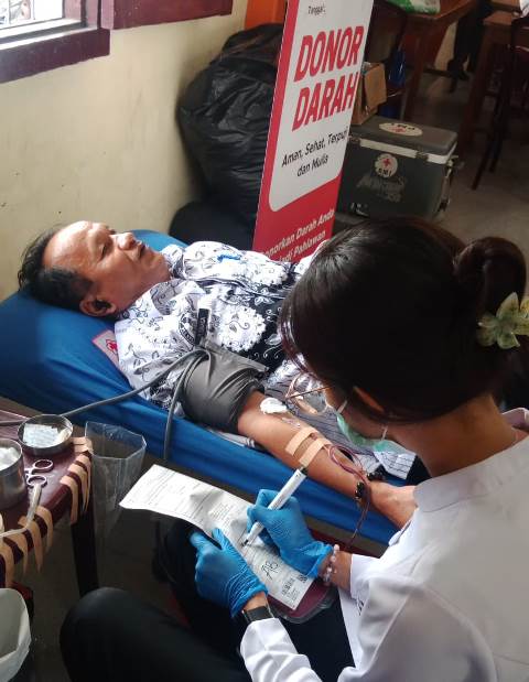 Ketua PGRI Kota Pematangsiantar, Drs. Risbon Sinaga, M.M sebagai orang pertama yang mendonorkan darah, lalu dikuti para pengurus PGRI dan para guru yang hadir.