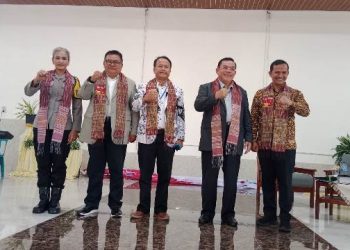Foto bersama usai kegiatan seminar pendidikan.