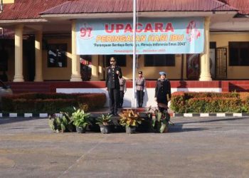 Kapolres Pematangsiantar, AKBP Sah Udur T.M. Sitinjak SH, SIK, MH, pimpin upacara peringatan Hari Ibu Ke 79 Tahun 2025, di Lapangan Apel Mako Polres Pematangsiantar, pada Senin (22/12/2025) pagi.