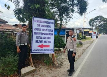Sat Lantas Polres Pematangsiantar memasang rambu petunjuk arah, pada Minggu (21/12/2025) siang.